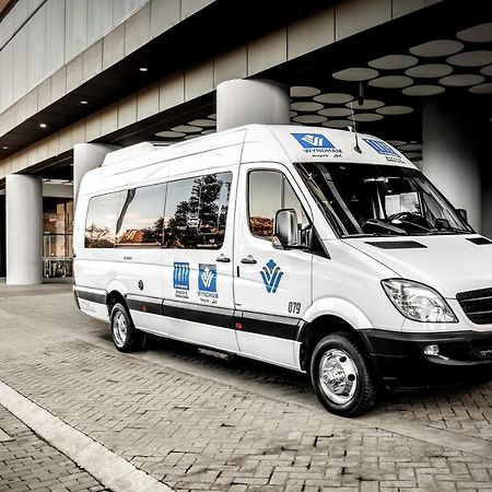 Wyndham Bogota Hotel Exterior photo Mercedes-Benz Sprinter