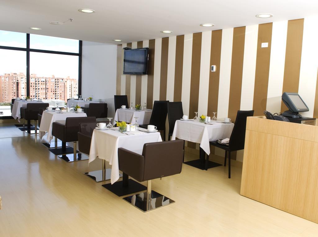 Wyndham Bogota Hotel Exterior photo Restaurant